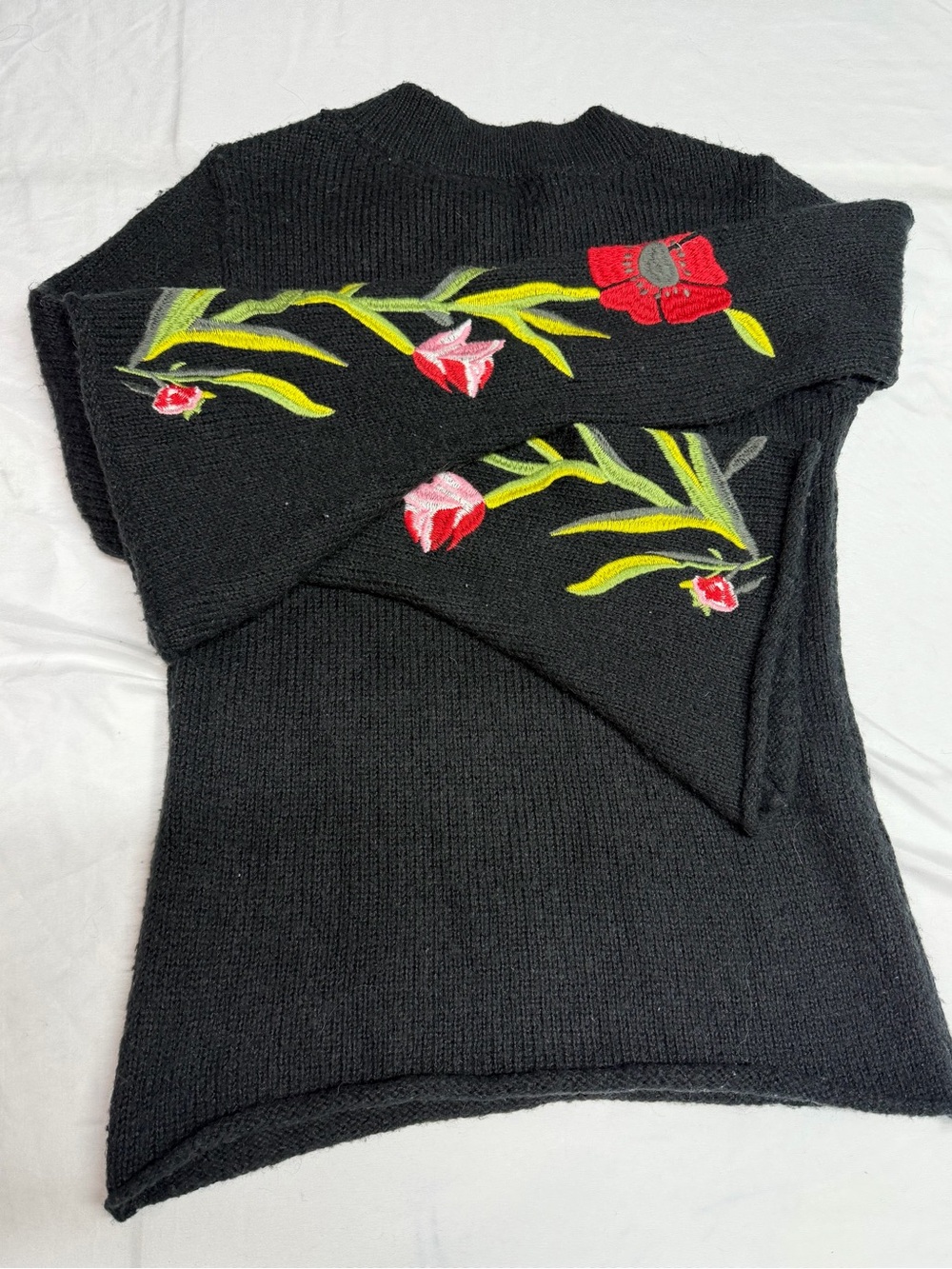 Romeo + Juliet Couture Black Floral Embroidered Bell Sleeve Sweater S Boho